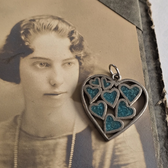 Vintage heart pendant Southwestern style crushed turquoise chips silver tone - Picture 3 of 6